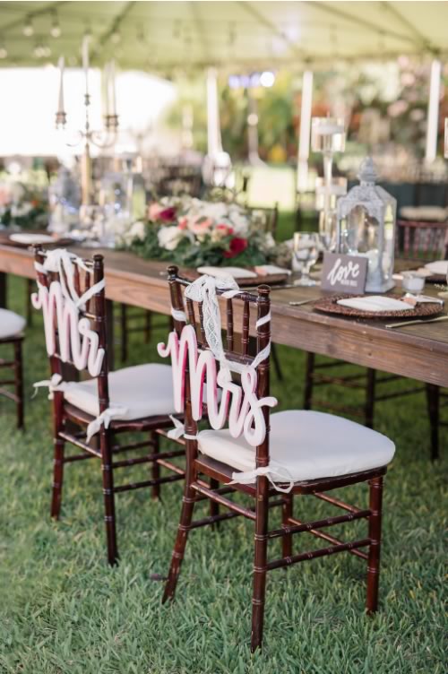 Event décor and lounge rental installation