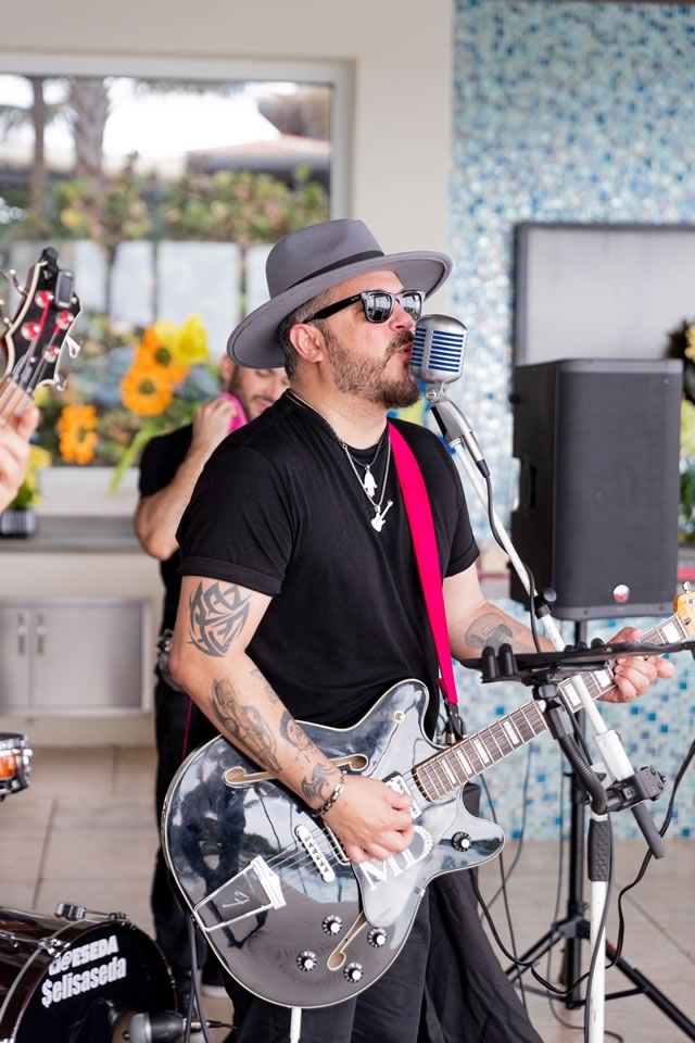Solo guitarist and vocalist performing during cocktail hour